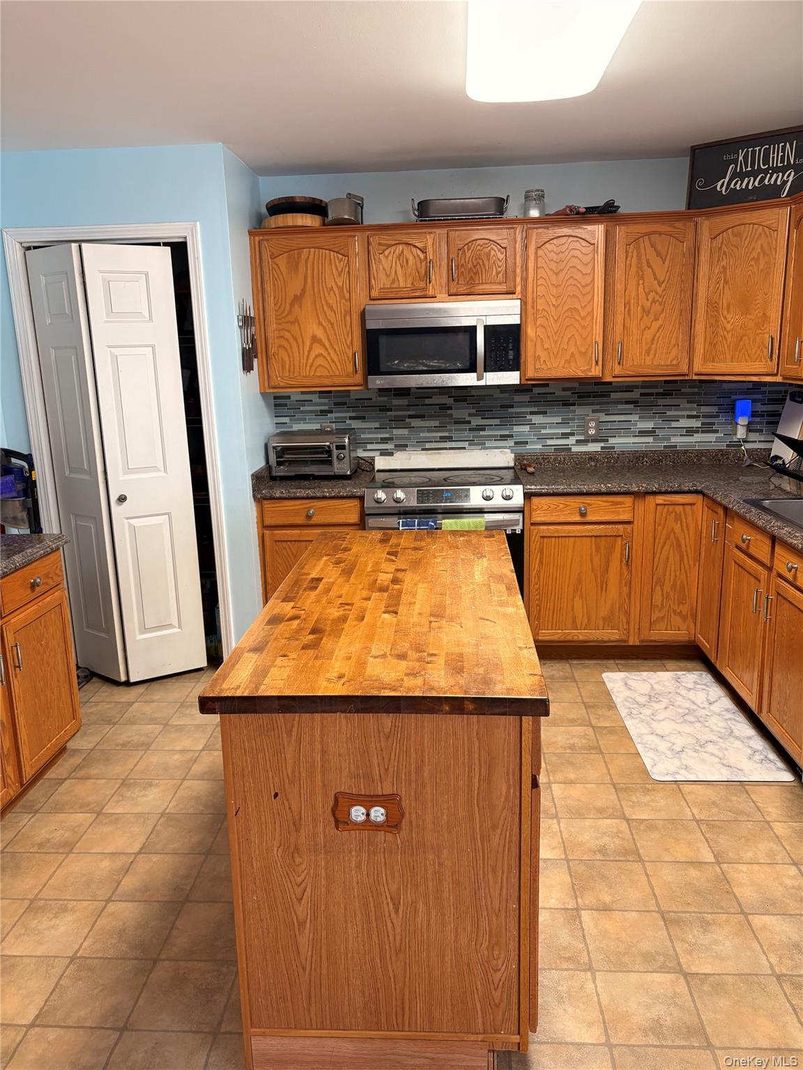 Single Family Marjorie Sullivan County, NY 12701, MLS-980414-23