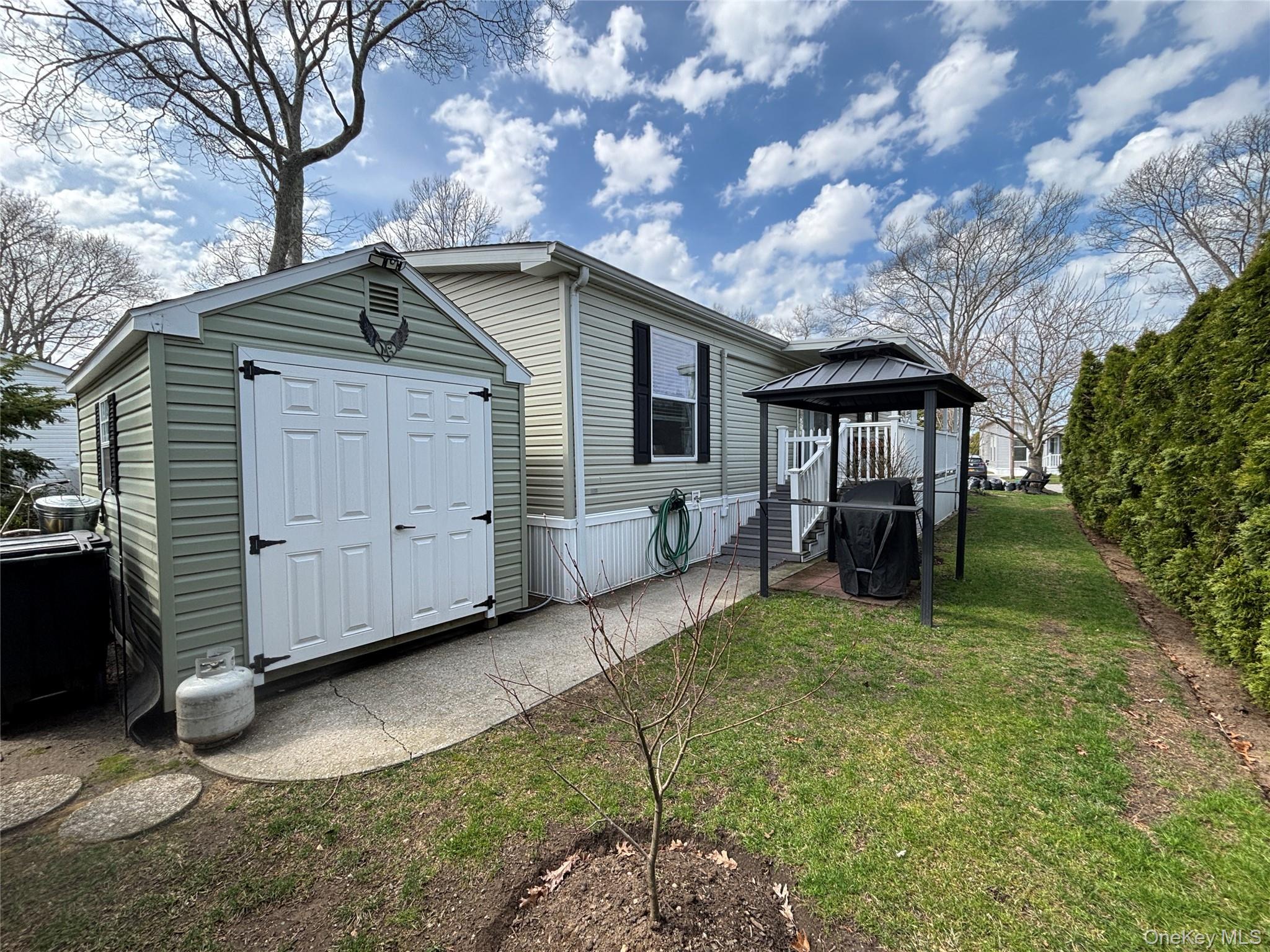 Single Family Old Country  Suffolk County, NY 11901, MLS-980567-42