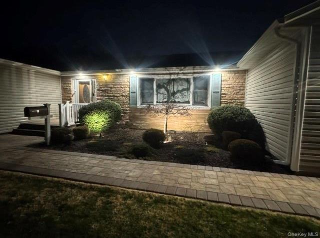 Single Family Thompson  Suffolk County, NY 11706, MLS-980667-28