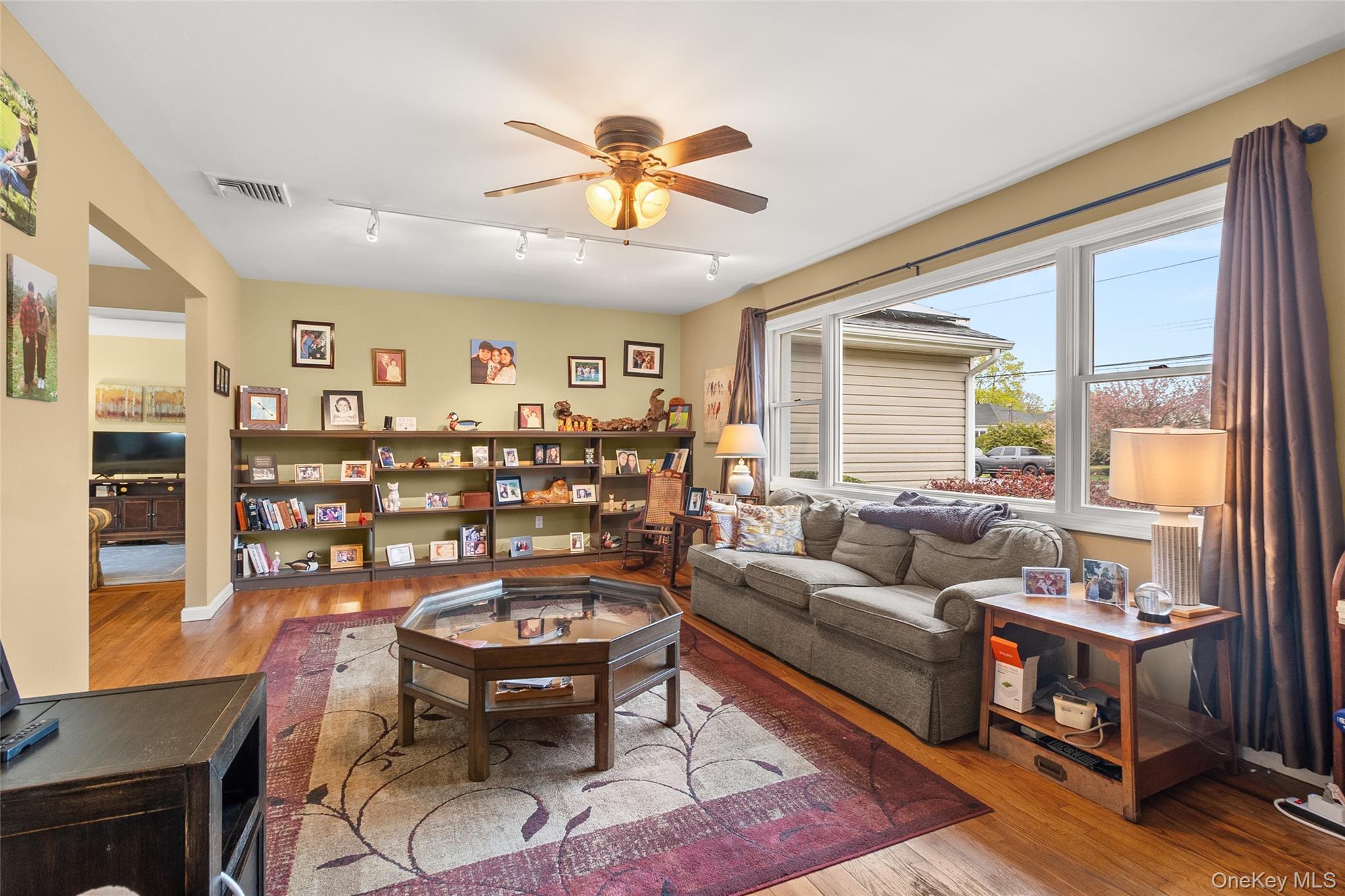Single Family Thompson  Suffolk County, NY 11706, MLS-980667-3