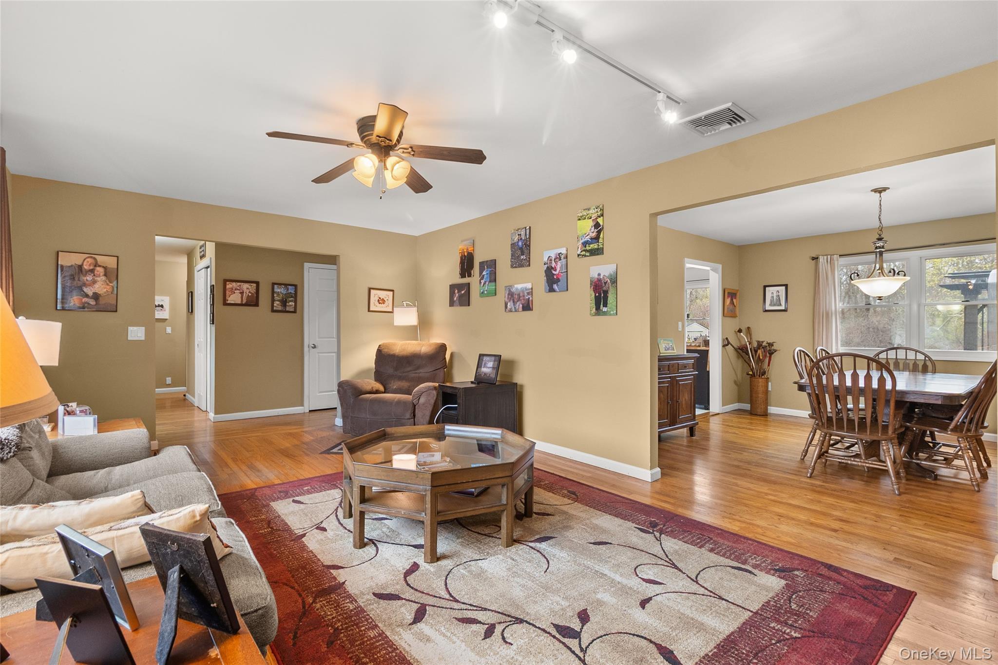 Single Family Thompson  Suffolk County, NY 11706, MLS-980667-4