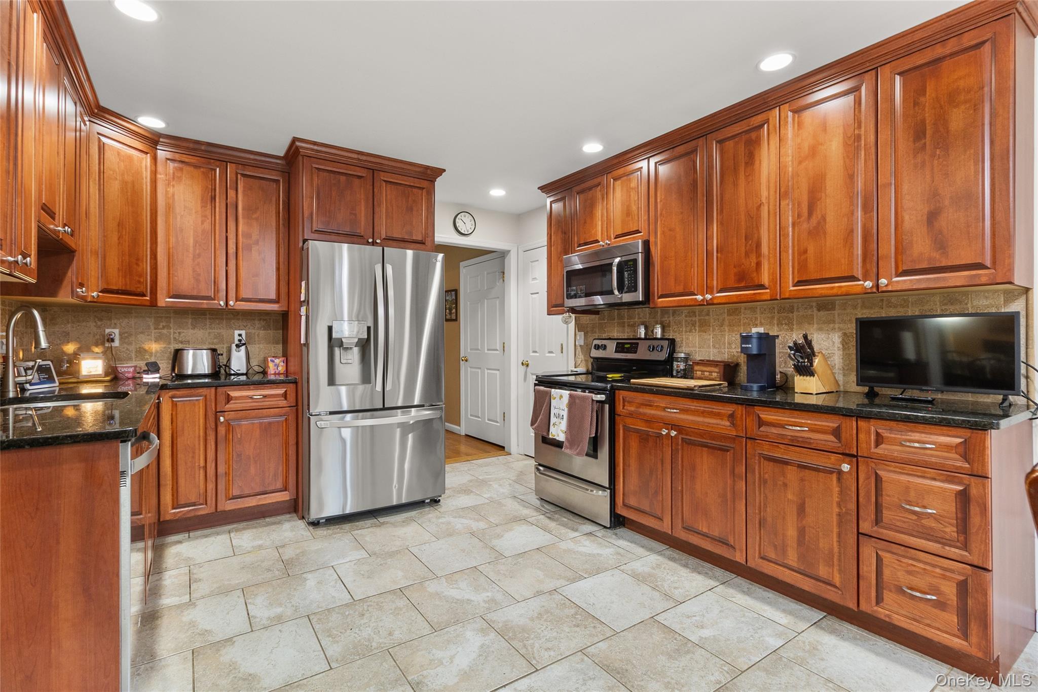 Single Family Thompson  Suffolk County, NY 11706, MLS-980667-5