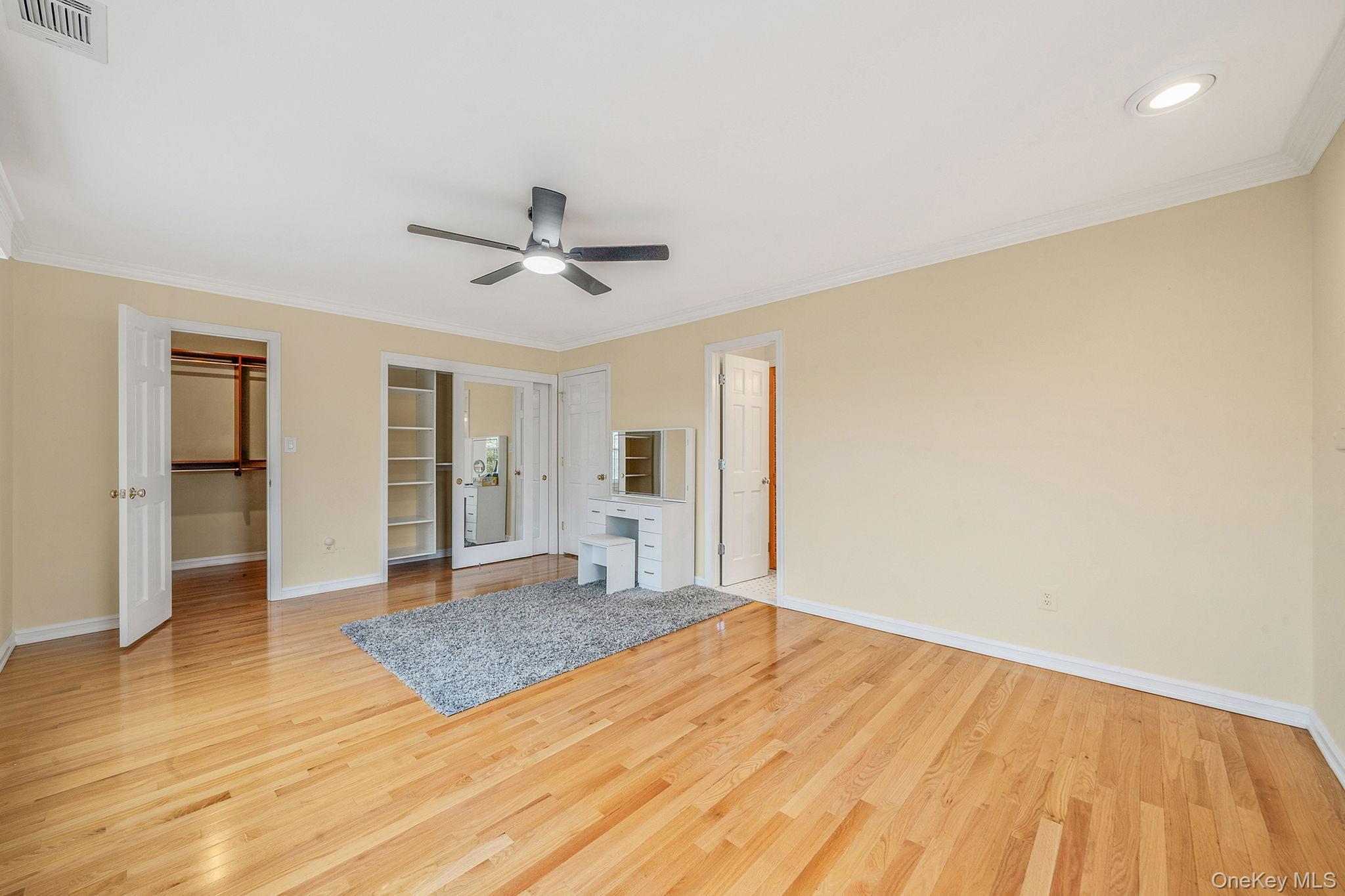 Condo Greenmeadow  Suffolk County, NY 11702, MLS-980786-19