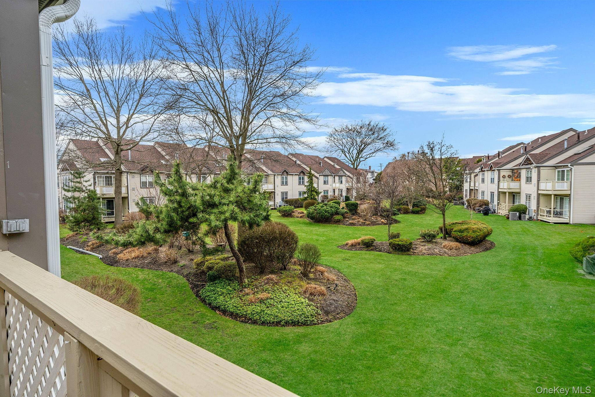 Condo Greenmeadow  Suffolk County, NY 11702, MLS-980786-25