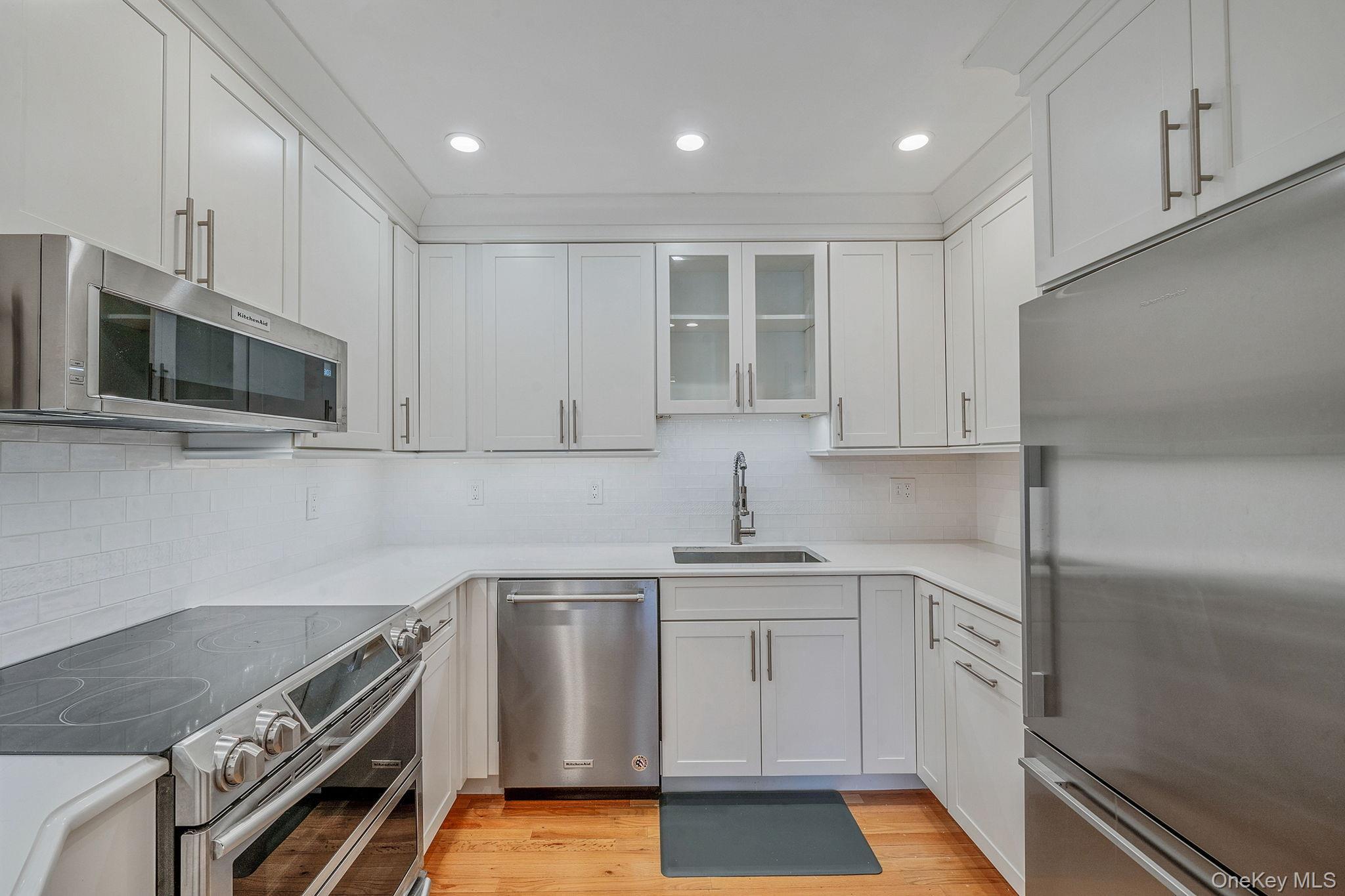 Condo Greenmeadow  Suffolk County, NY 11702, MLS-980786-8