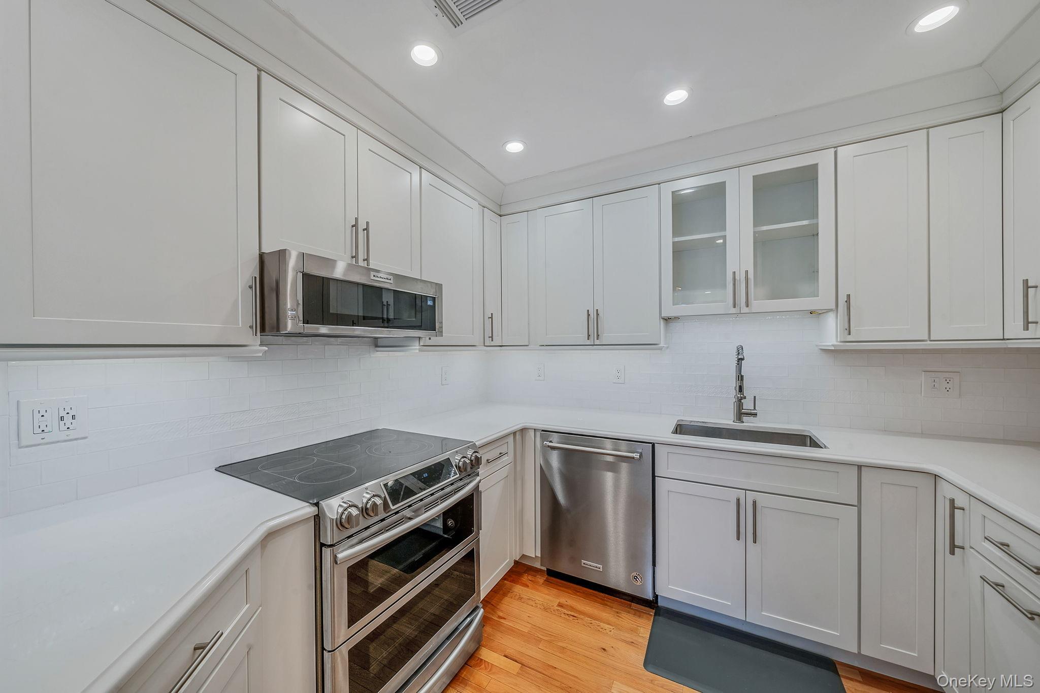 Condo Greenmeadow  Suffolk County, NY 11702, MLS-980786-9