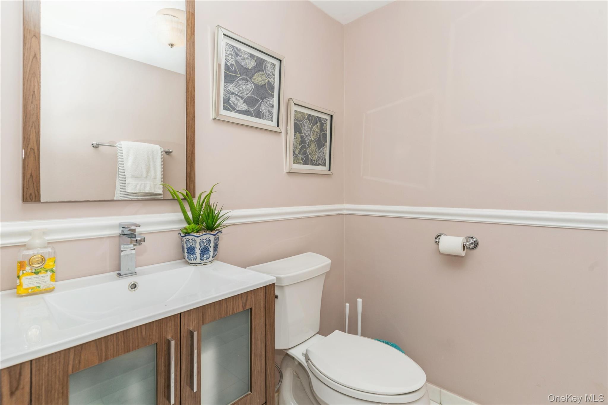 Condo Cherry Valley  Nassau County, NY 11530, MLS-980797-11