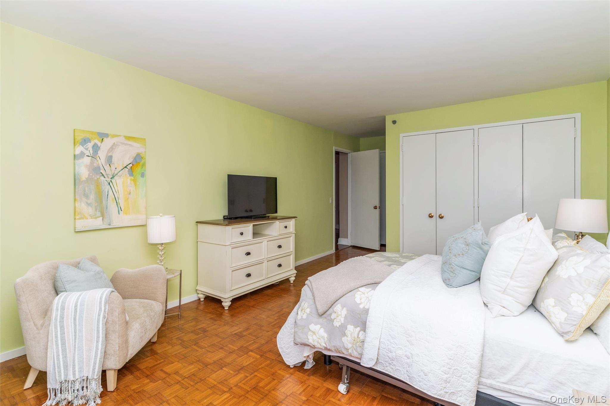 Condo Cherry Valley  Nassau County, NY 11530, MLS-980797-13