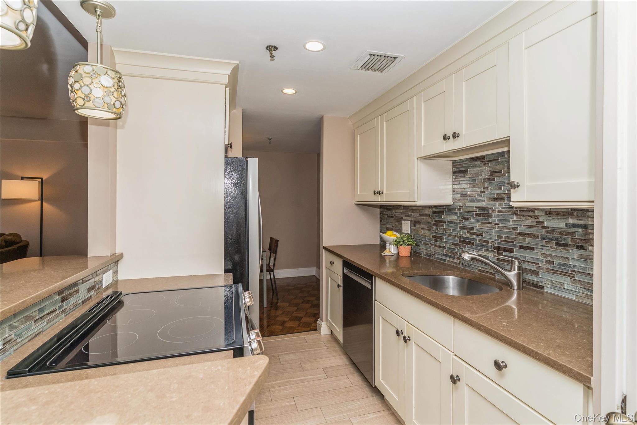 Condo Cherry Valley  Nassau County, NY 11530, MLS-980797-8