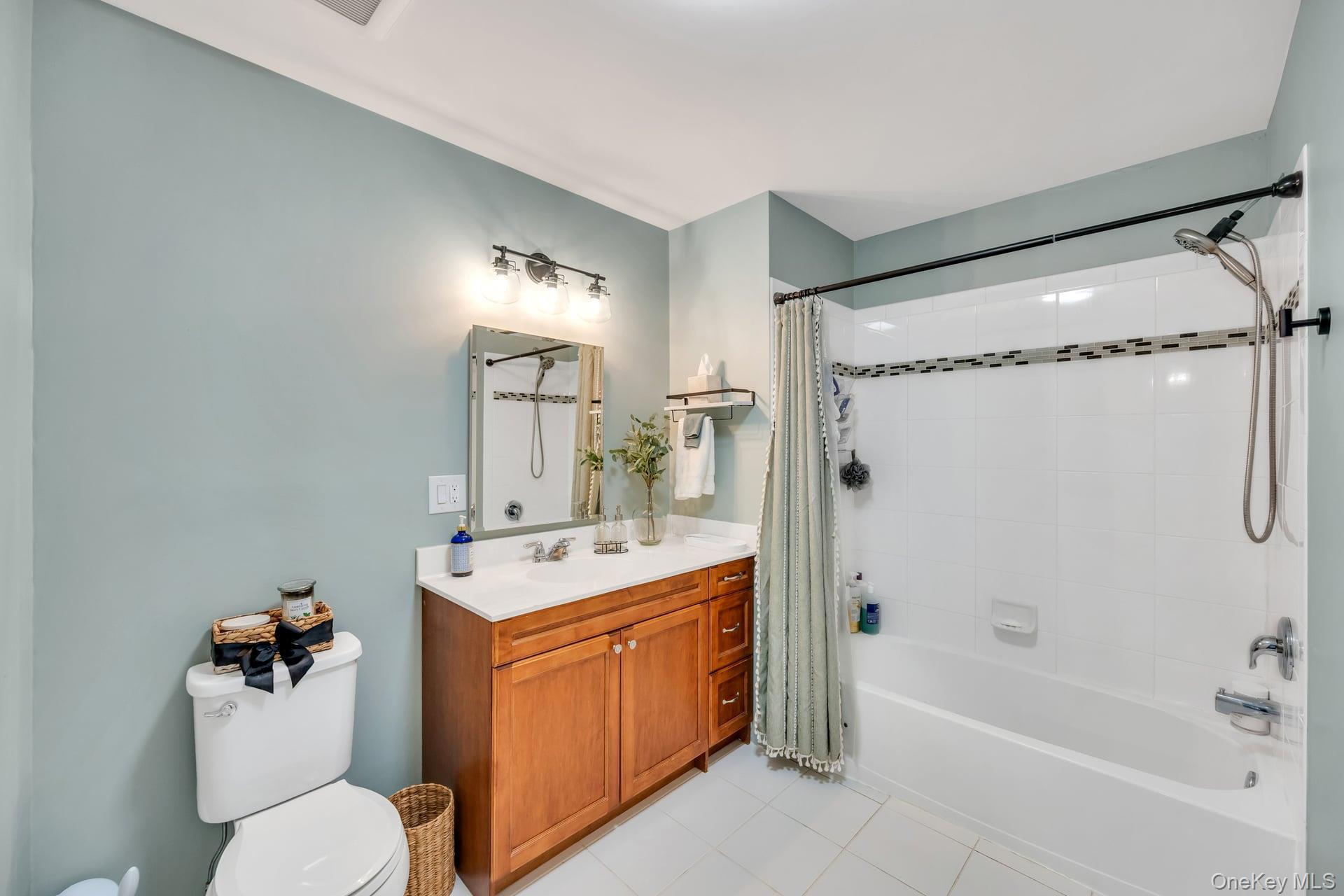 Condo Ashley Suffolk County, NY 11722, MLS-980890-17