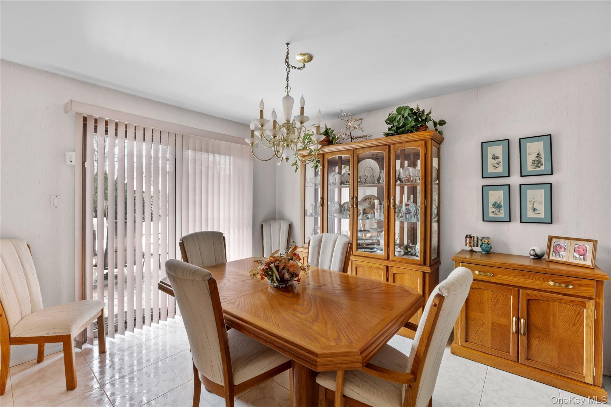 Single Family Westmoylan  Suffolk County, NY 11727, MLS-980929-10