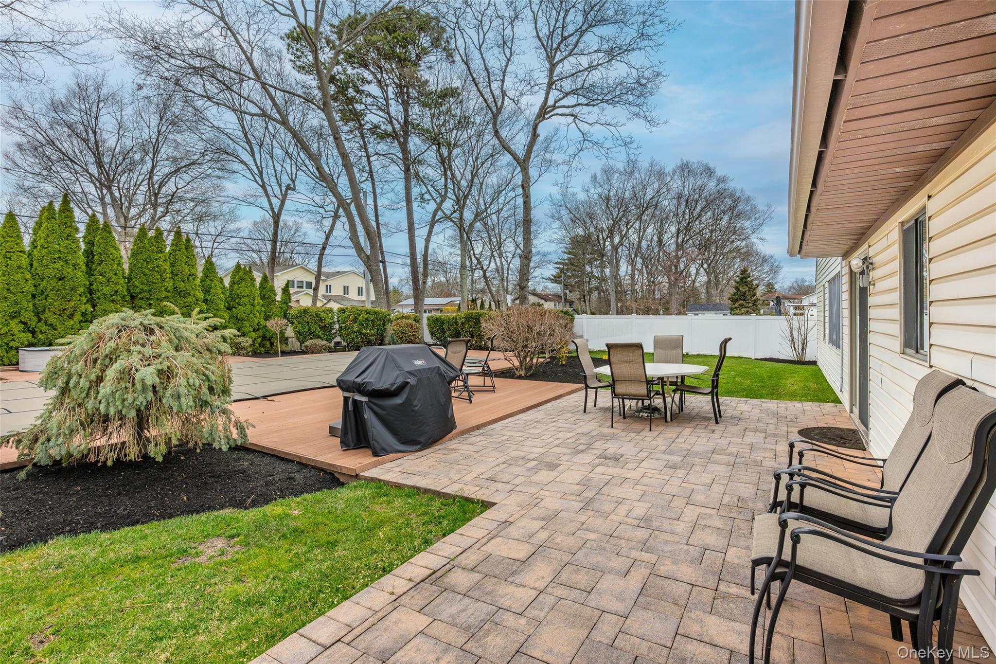 Single Family Westmoylan  Suffolk County, NY 11727, MLS-980929-33