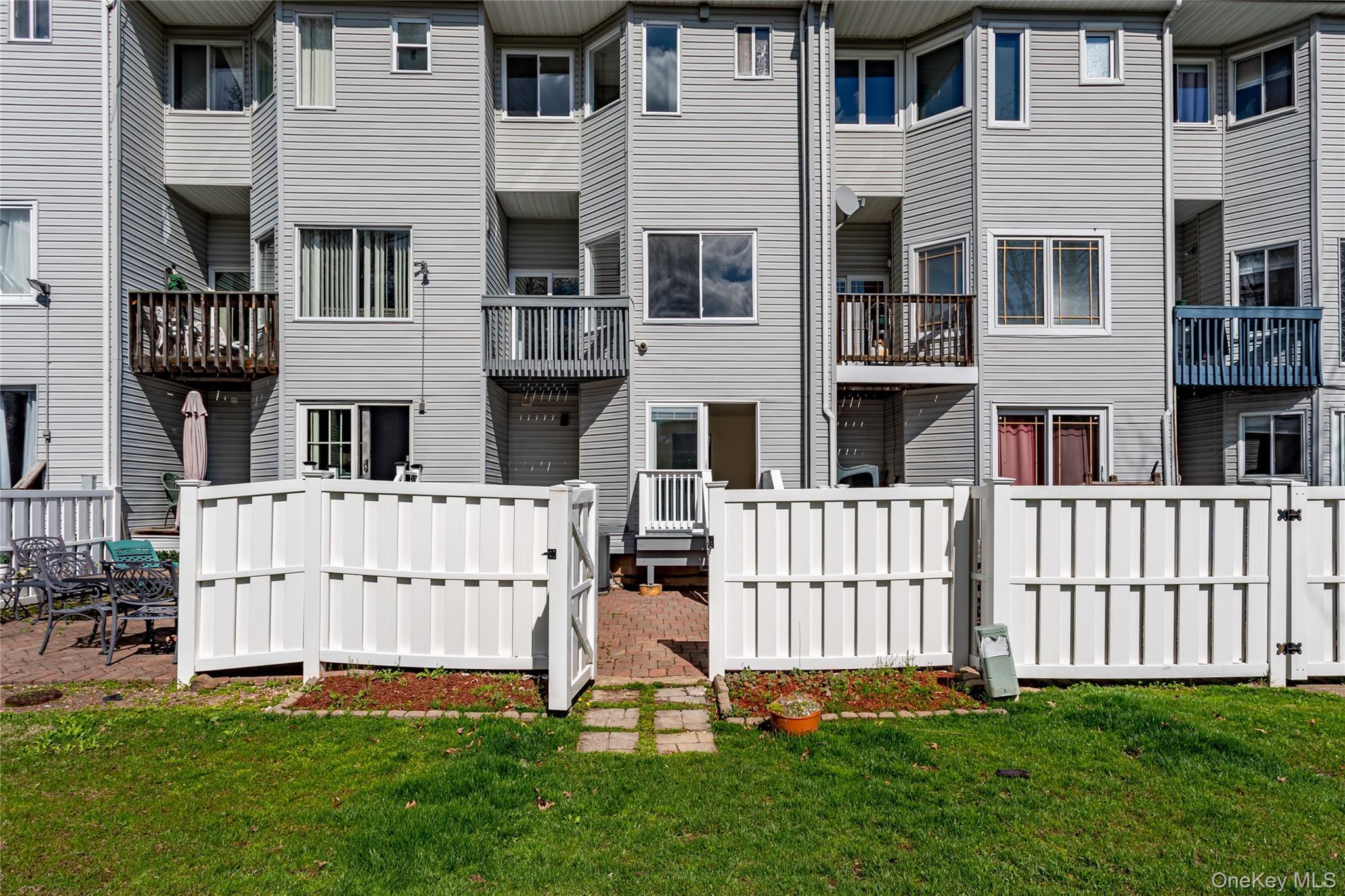 Condo Dinsmore  Staten Island, NY 10314, MLS-980931-33