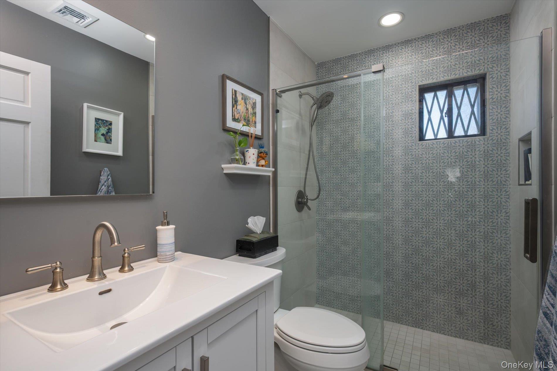 Condo Greenmeadow  Suffolk County, NY 11729, MLS-981002-11