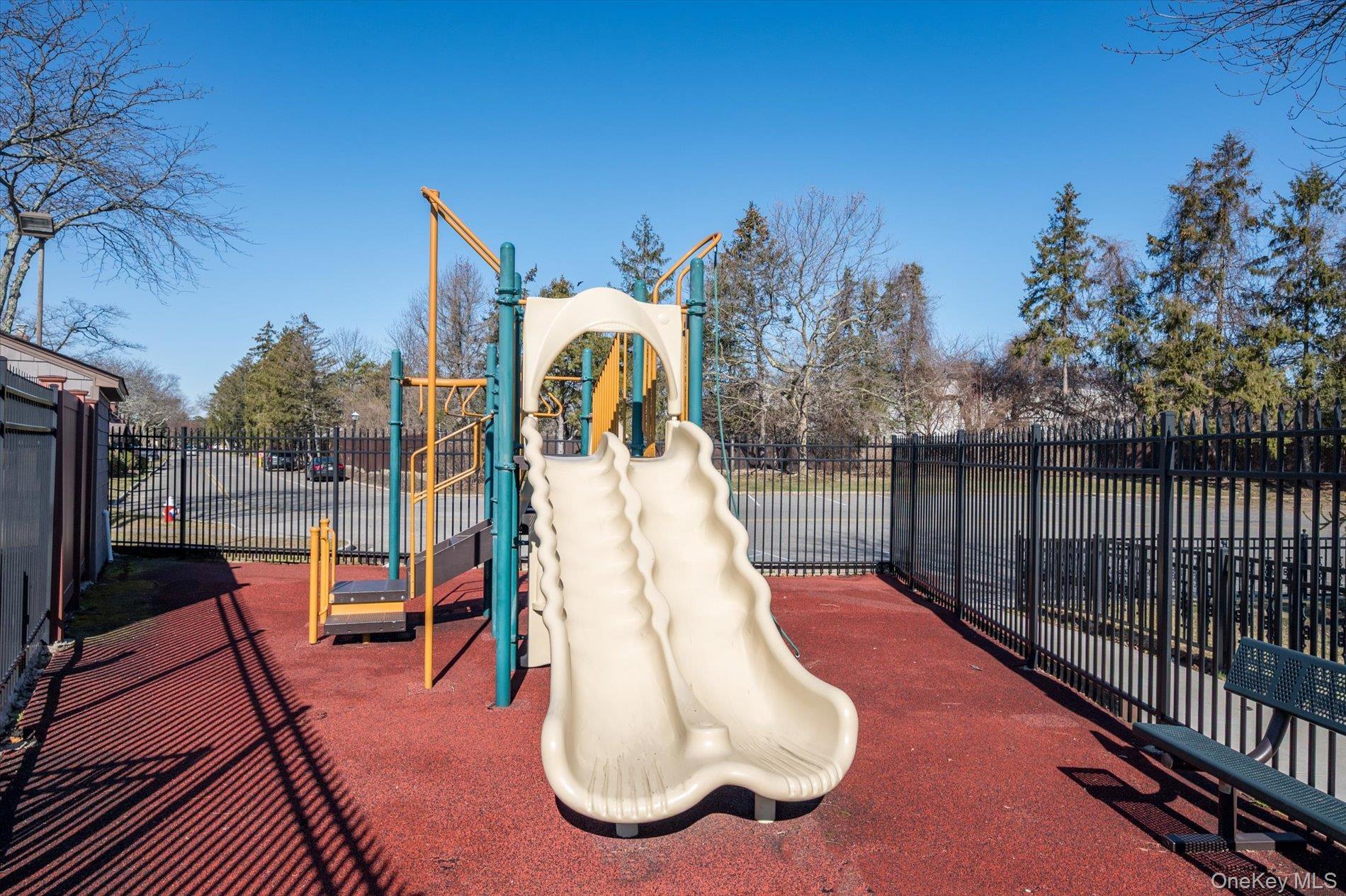 Condo Greenmeadow  Suffolk County, NY 11729, MLS-981002-17