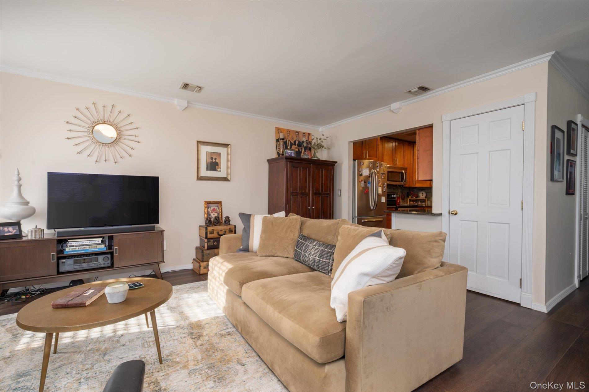 Condo Greenmeadow  Suffolk County, NY 11729, MLS-981002-5