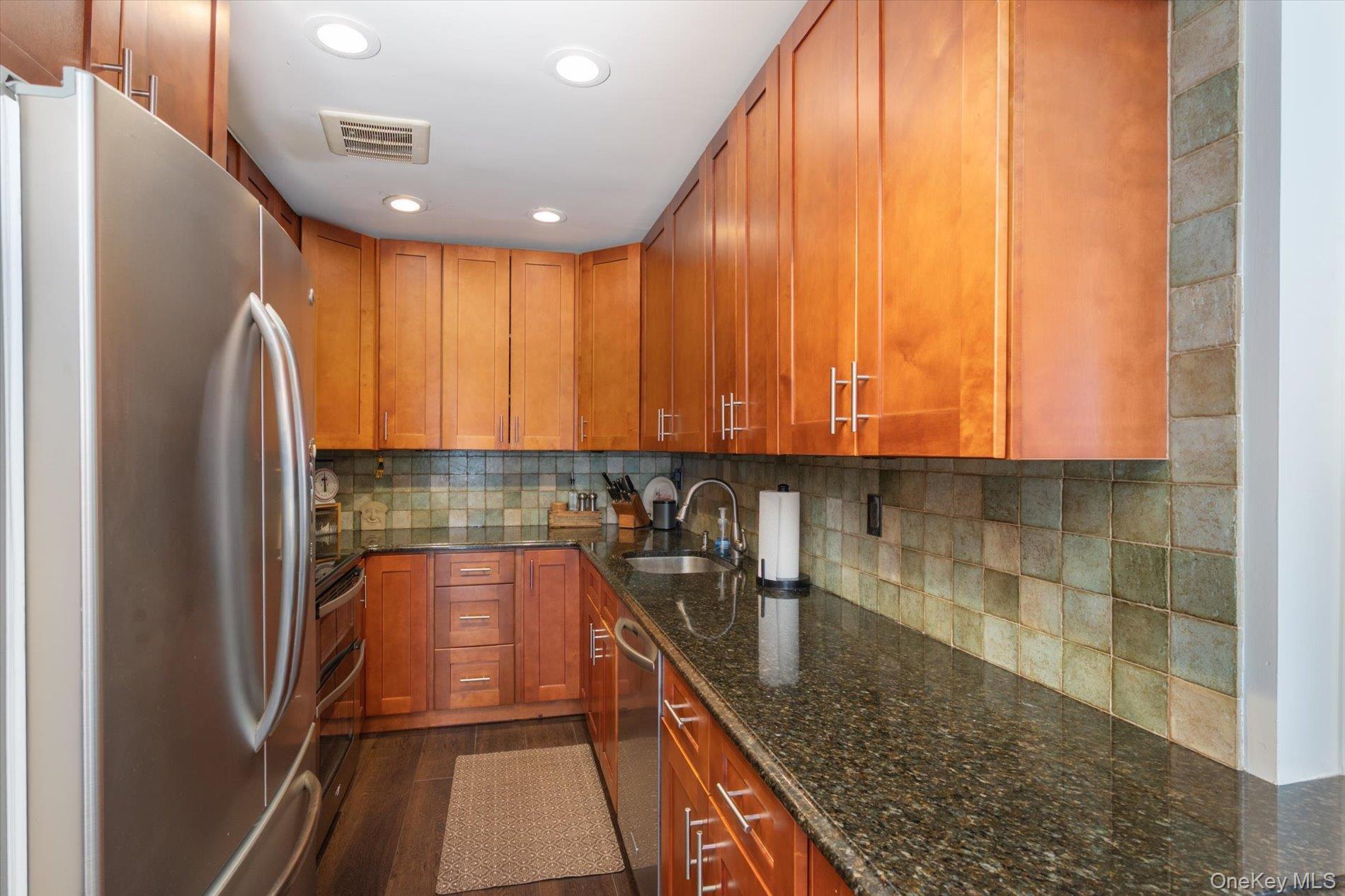 Condo Greenmeadow  Suffolk County, NY 11729, MLS-981002-6