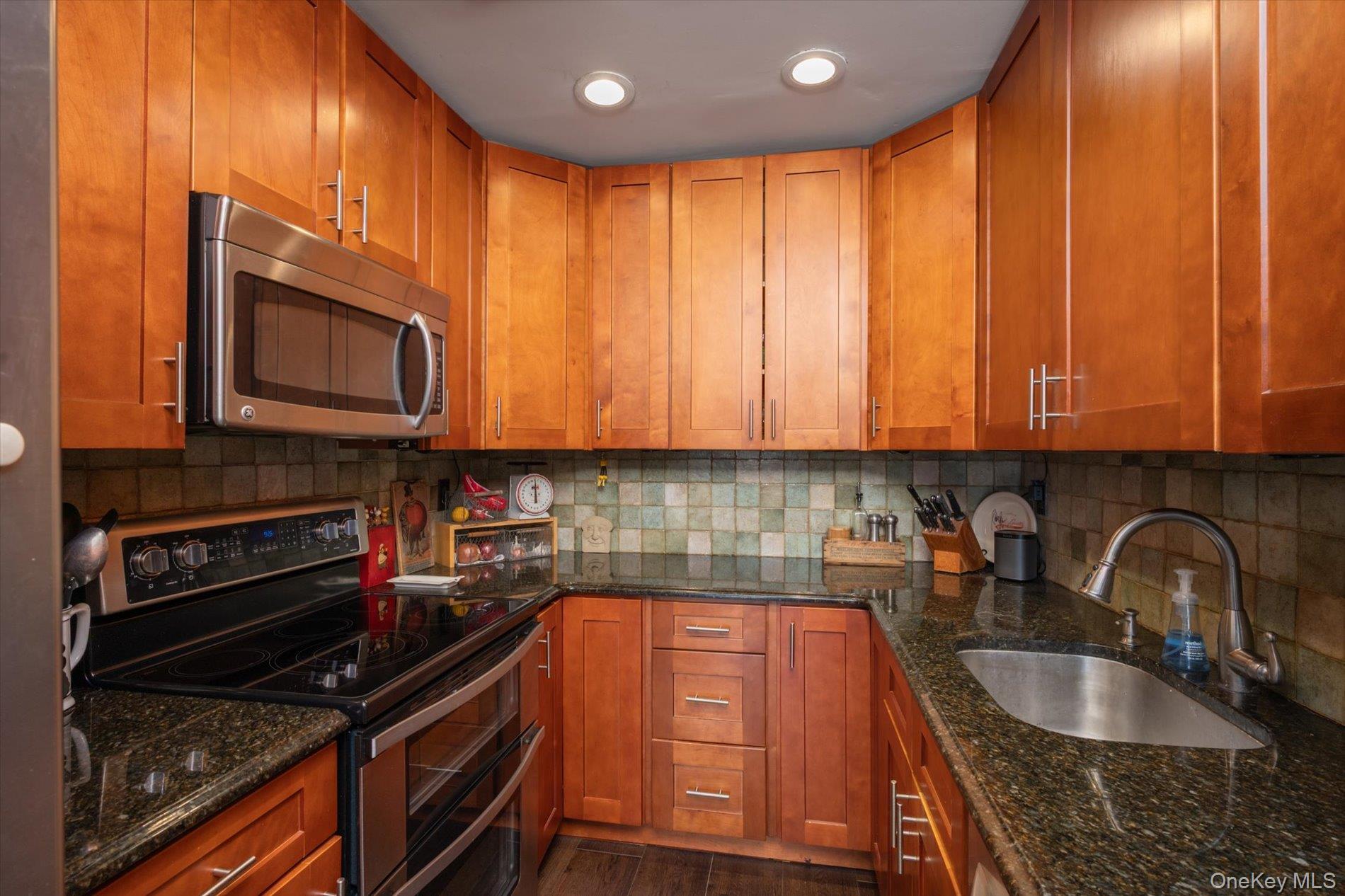 Condo Greenmeadow  Suffolk County, NY 11729, MLS-981002-7