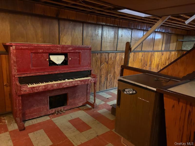 Single Family Old Country  Suffolk County, NY 11729, MLS-981111-12