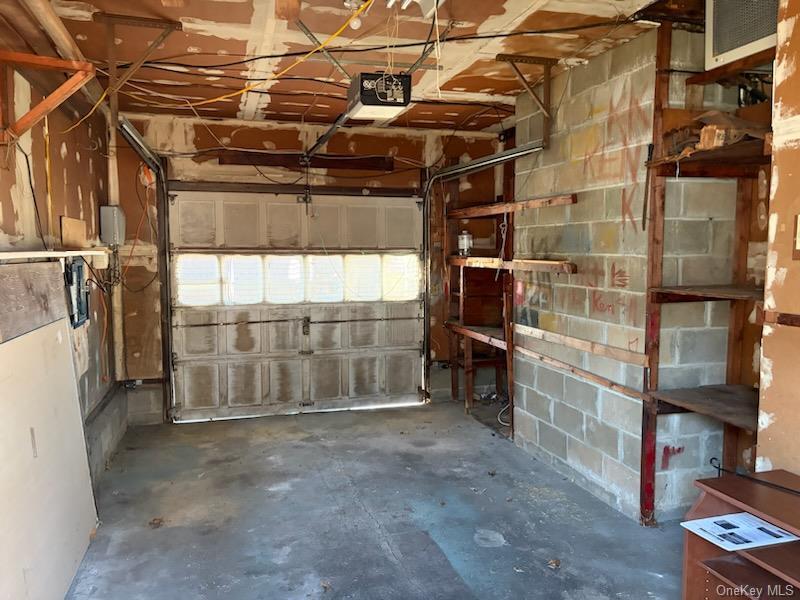 Single Family Old Country  Suffolk County, NY 11729, MLS-981111-16