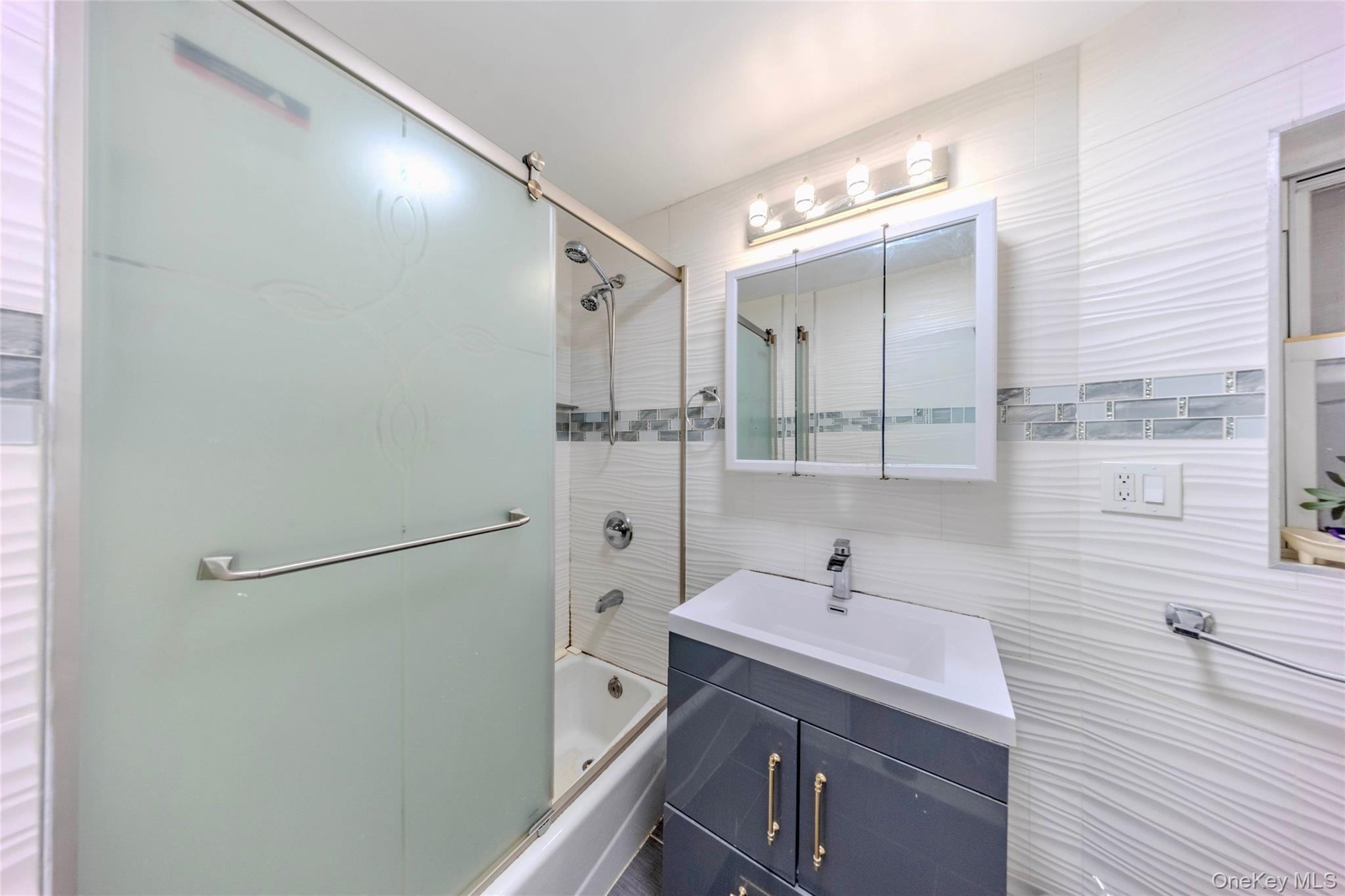 Single Family Glover  Bronx, NY 10462, MLS-981119-15