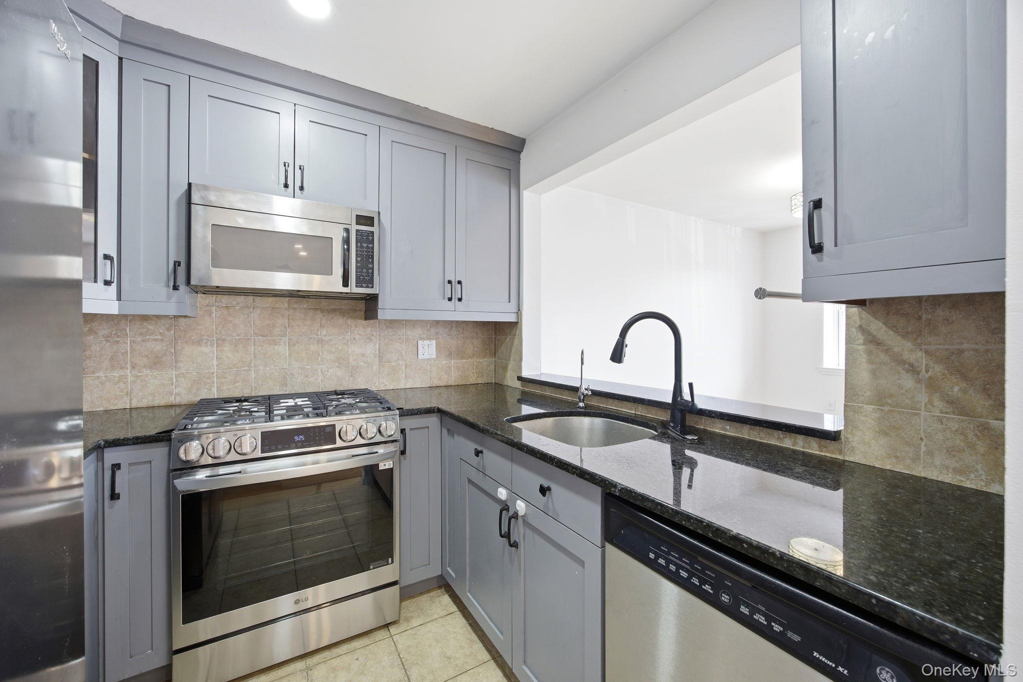 Condo Magnolia Queens, NY 11417, MLS-981131-9