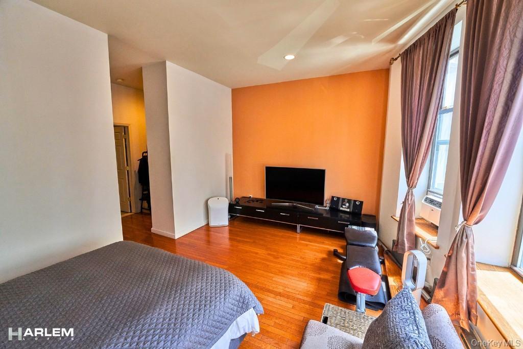 Single Family W 162nd  Manhattan, NY 10032, MLS-981159-10