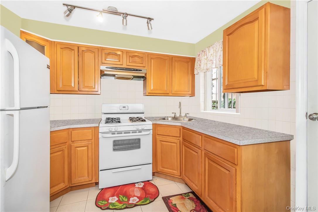 Single Family E 233rd Bronx, NY 10466, MLS-981243-31