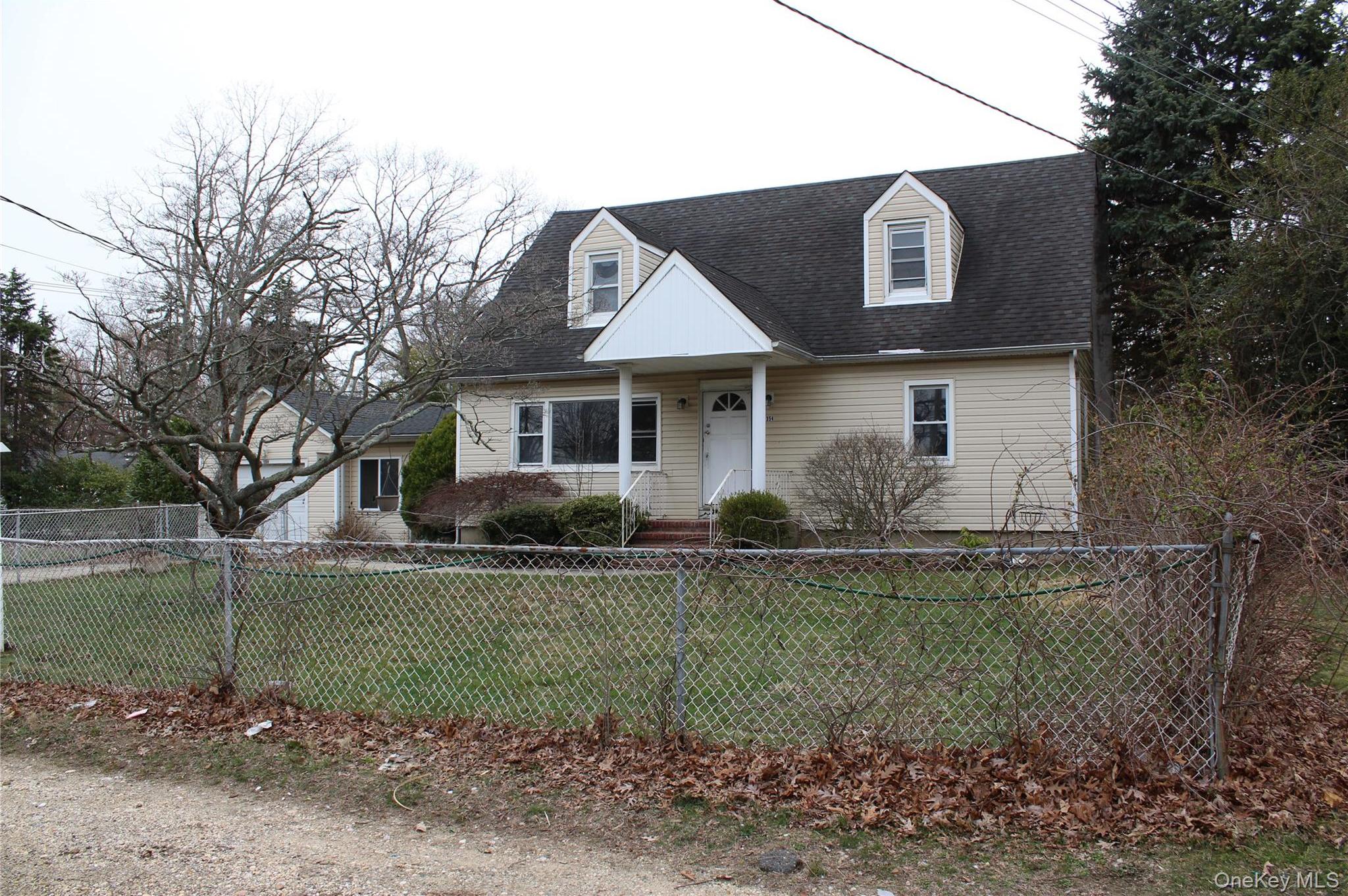 Single Family Manor  Suffolk County, NY 11706, MLS-981302-2