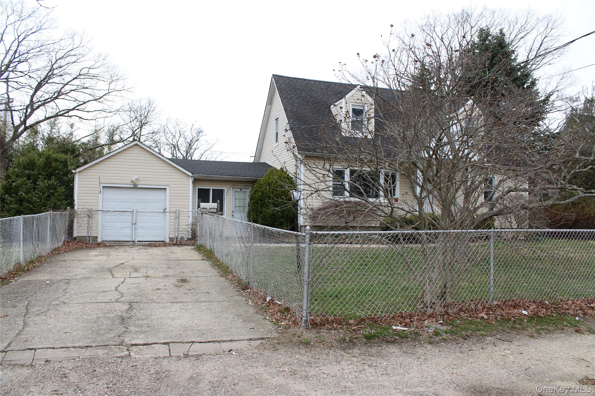 Single Family Manor  Suffolk County, NY 11706, MLS-981302-3