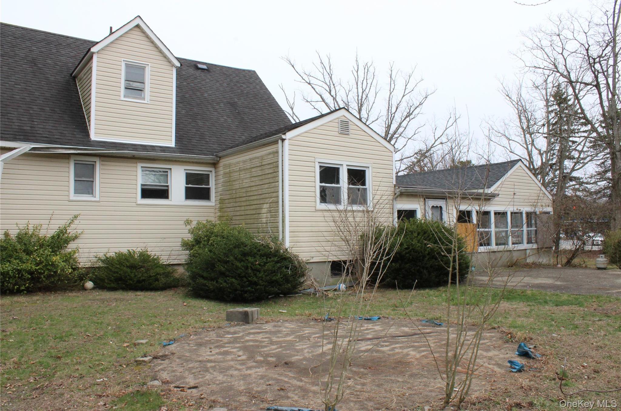 Single Family Manor  Suffolk County, NY 11706, MLS-981302-4