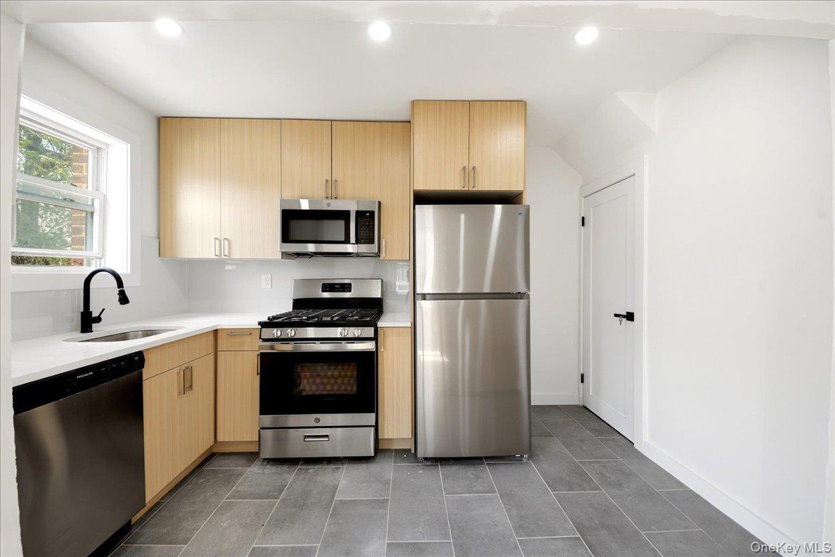 Single Family Murdock  Bronx, NY 10466, MLS-981311-5