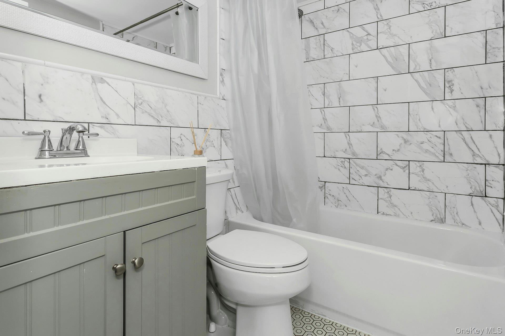 Single Family Diane  Suffolk County, NY 11706, MLS-981374-21