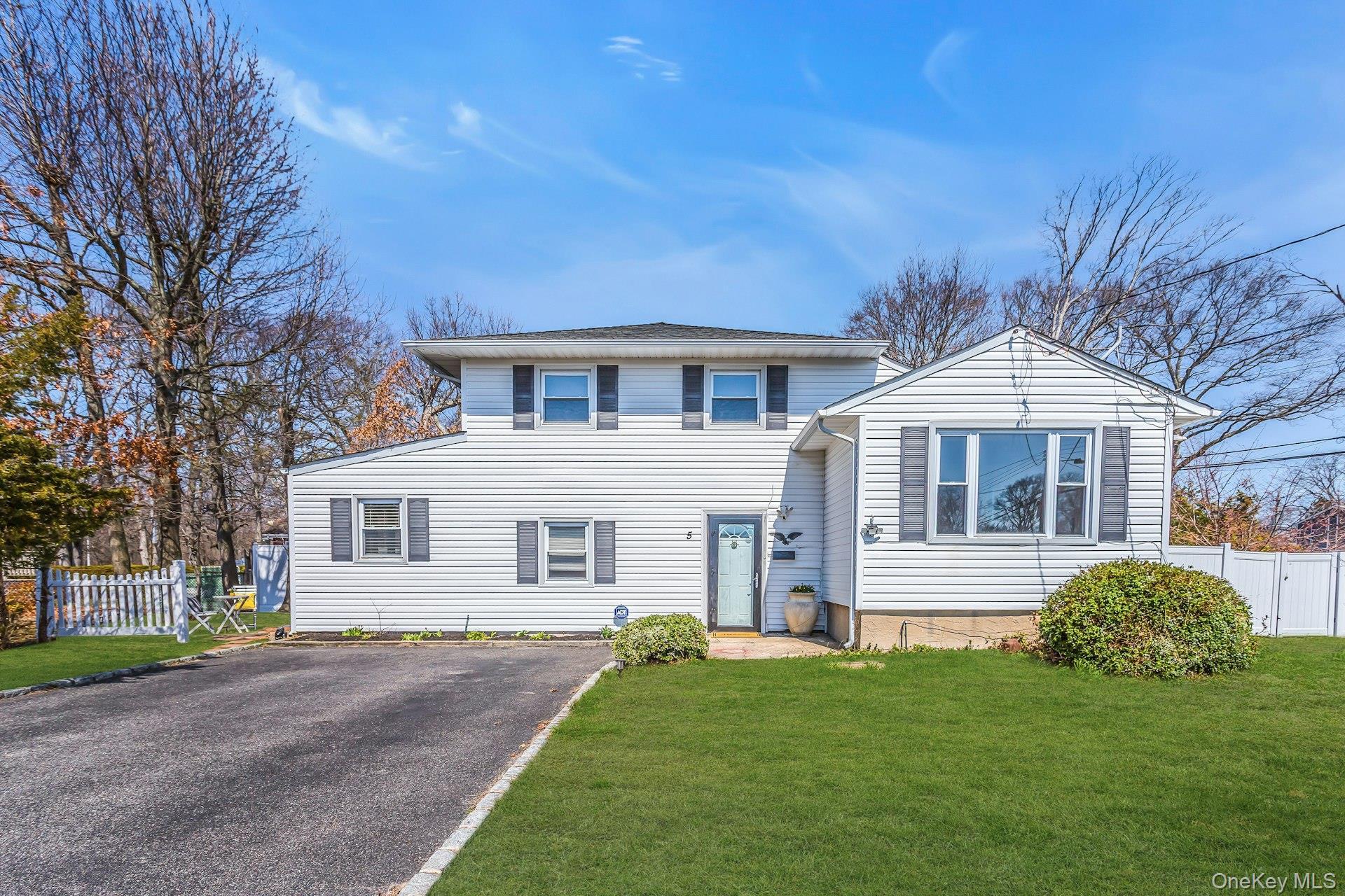 Single Family Diane  Suffolk County, NY 11706, MLS-981374-3