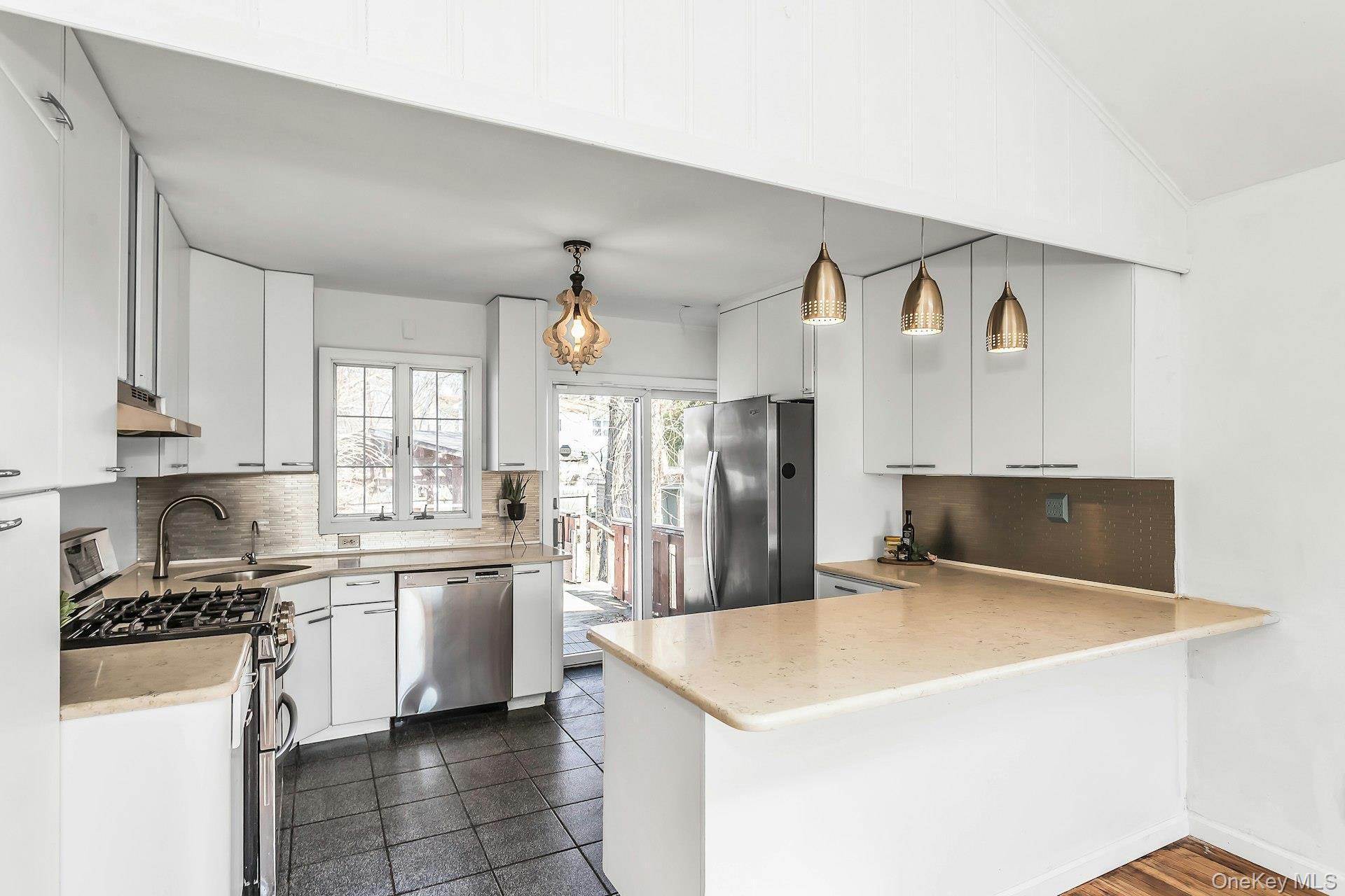 Single Family Diane  Suffolk County, NY 11706, MLS-981374-4