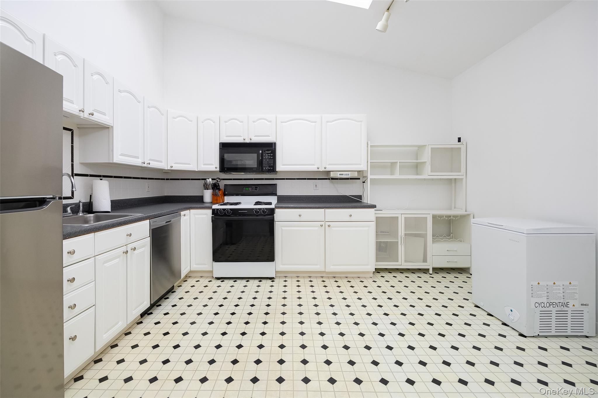 Condo Panorama  Dutchess County, NY 12603, MLS-981544-8