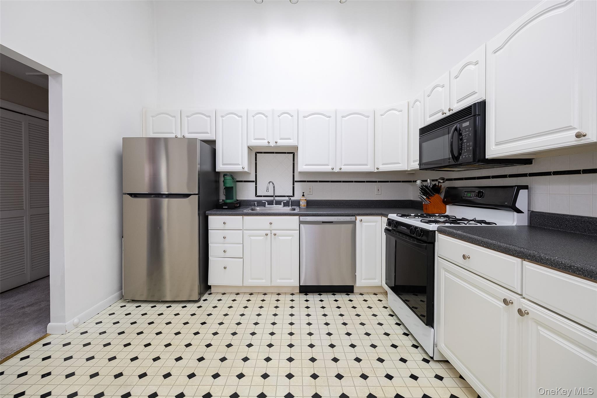 Condo Panorama  Dutchess County, NY 12603, MLS-981544-9