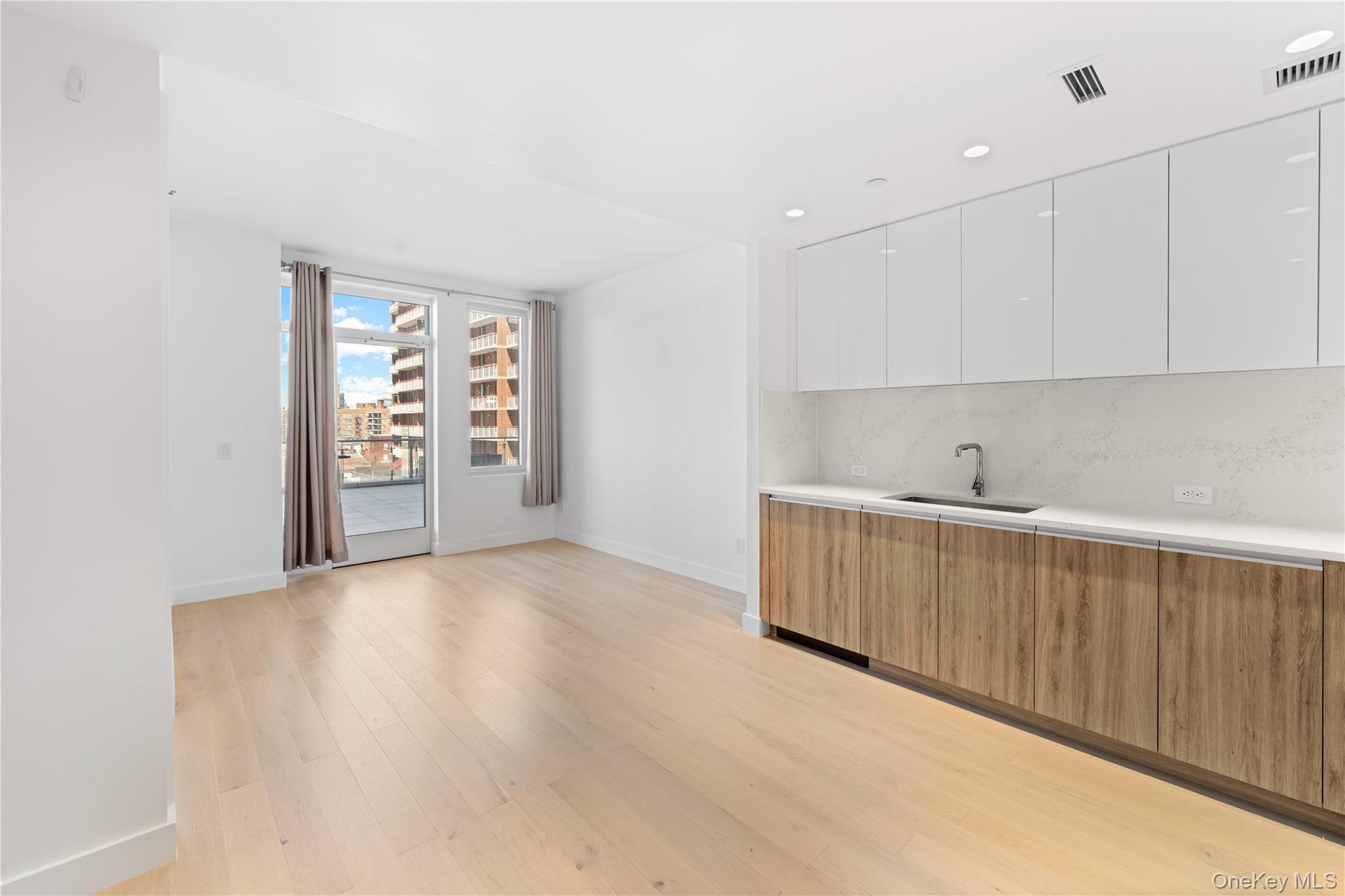 Condo Maple  Queens, NY 11355, MLS-981623-3