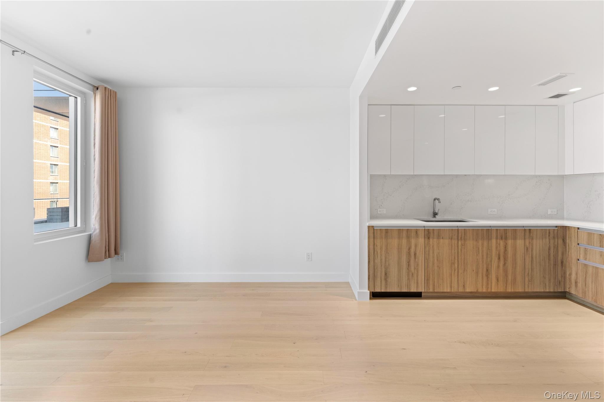 Condo Maple  Queens, NY 11355, MLS-981623-4