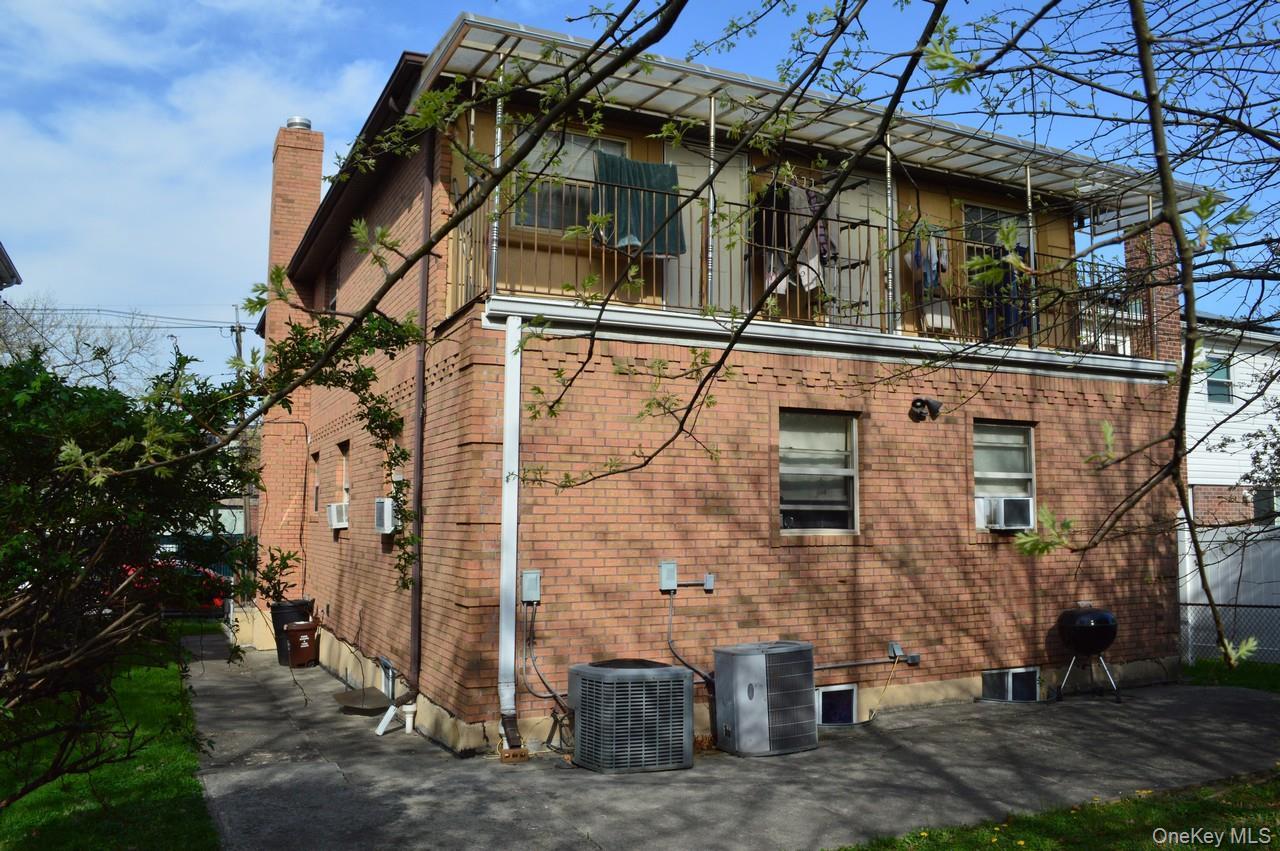 Single Family 209th Street  Queens, NY 11360, MLS-981665-23