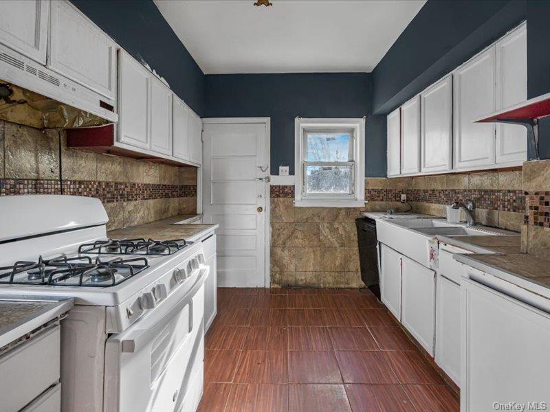 Single Family Elzey  Nassau County, NY 11003, MLS-981683-18