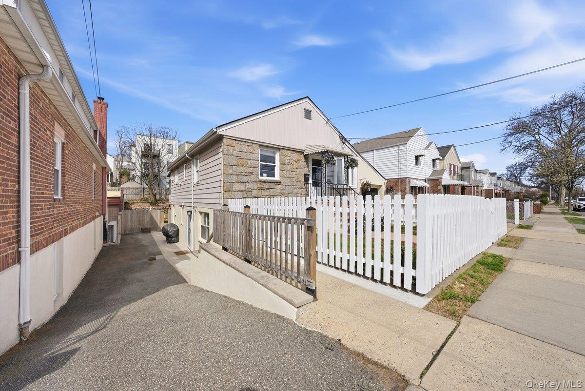 Single Family Woodlawn  Westchester County, NY 10704, MLS-981752-24