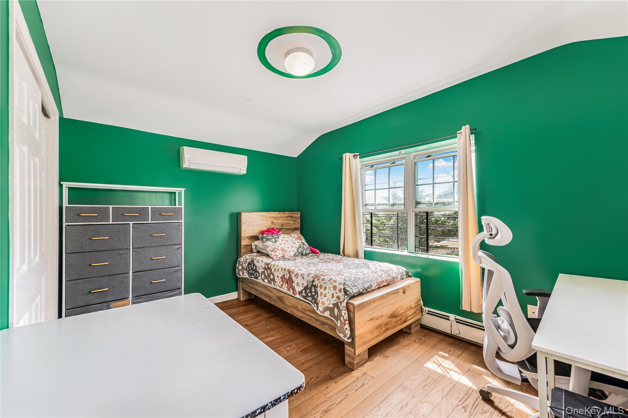 Single Family Woodhull Avenue Bronx, NY 10469, MLS-981765-11