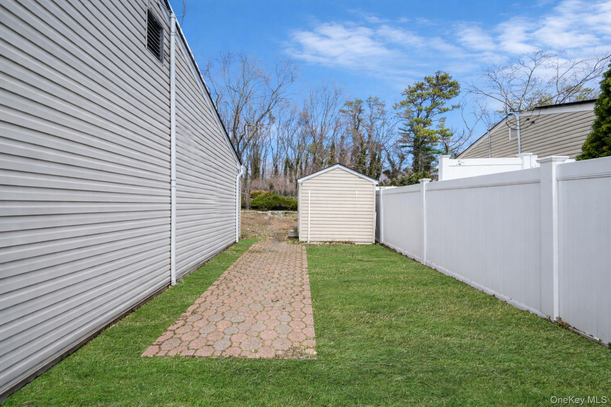 Single Family Wexford  Suffolk County, NY 11769, MLS-981854-31