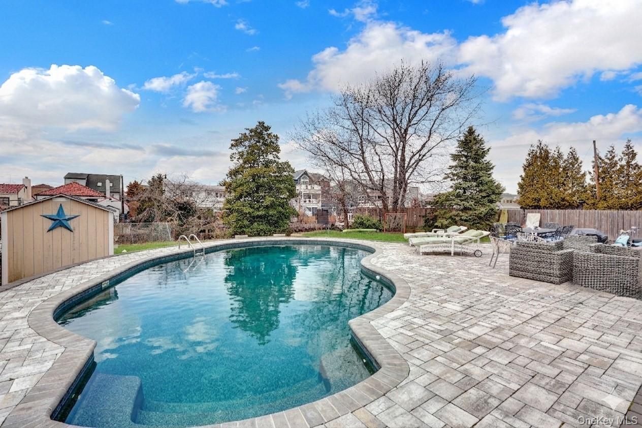 Single Family Blackheath Road Nassau County, NY 11561, MLS-981905-28