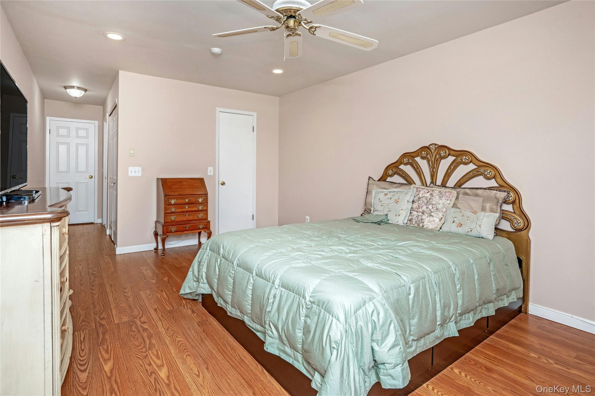 Condo Birchwood Park Suffolk County, NY 11953, MLS-981925-11