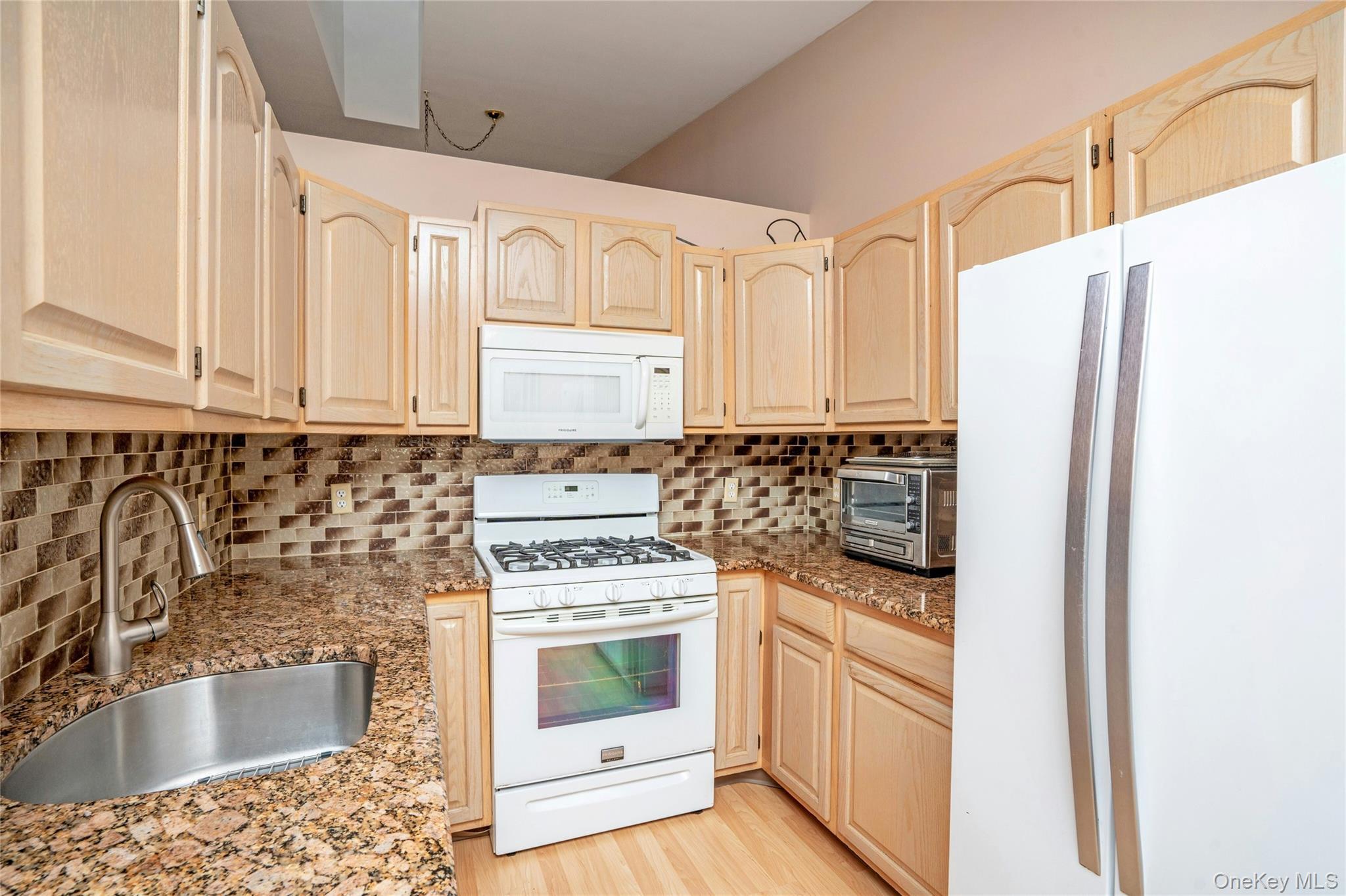 Condo Birchwood Park Suffolk County, NY 11953, MLS-981925-7