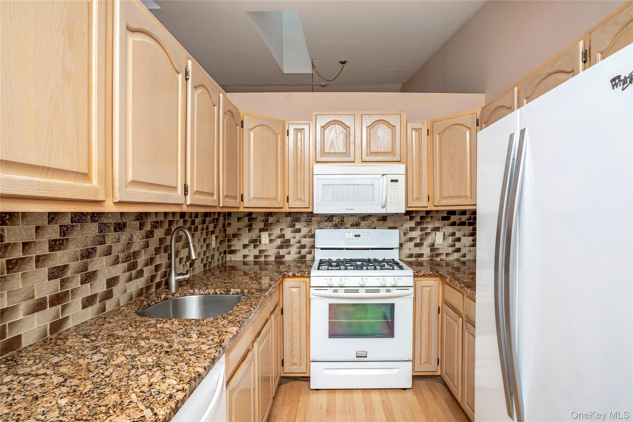 Condo Birchwood Park Suffolk County, NY 11953, MLS-981925-8