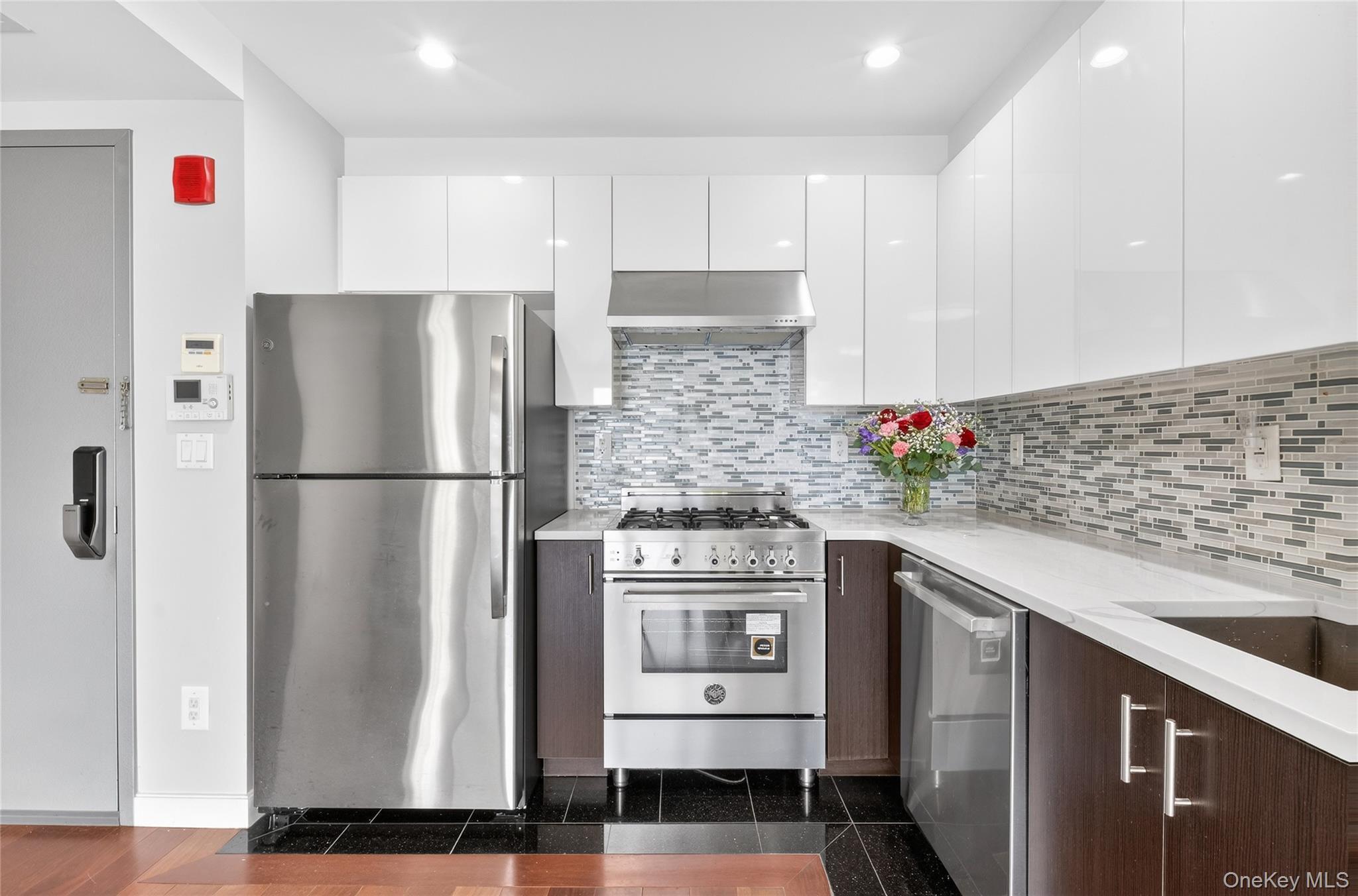 Condo 37th  Queens, NY 11354, MLS-981961-3