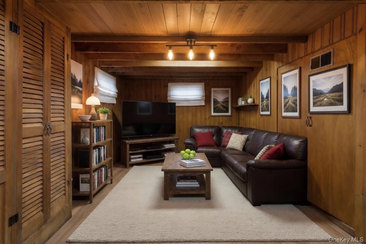 Single Family Roundhill  Westchester County, NY 10710, MLS-982050-22